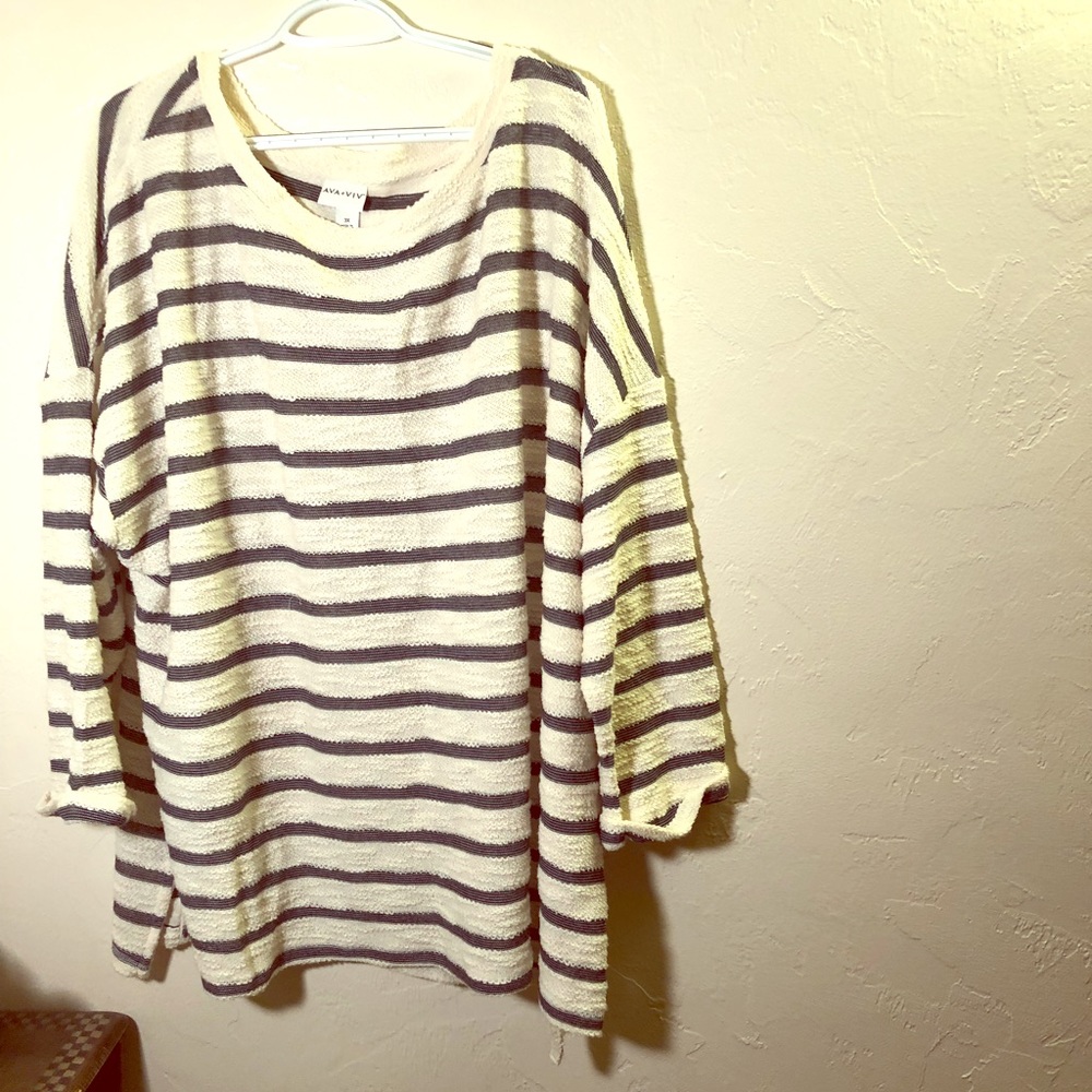 ⭐️White 3/4 sleeve shirt and navy blue stripes!⭐️